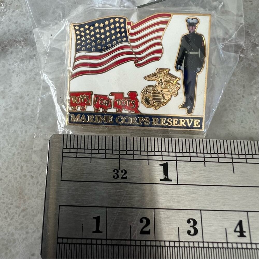 Toys For Tots United State Marine Corps Reserve Gold Tone Enamel Pin US Flag NEW - Picture 2 of 3